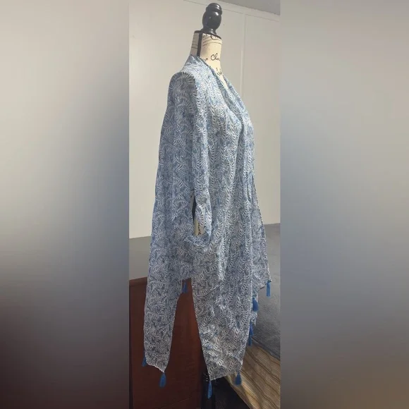 The Met Store Metropolitian Museum of art Blue & White Qing Floral Cover-Up - Picture 6 of 10